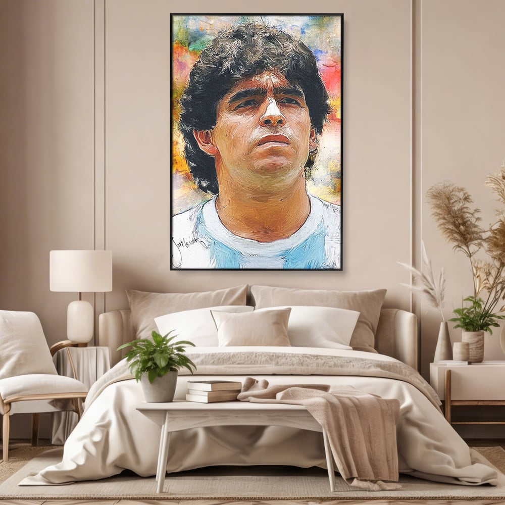 Tablou canvas cu tablou canvas cu diego maradona, in rama de aluminiu negru, pe perete intr-un dormitor